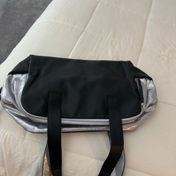LULULEMON Women's Silver & Black Traveler Duffle/Overnight/Gym BAG - Picture 4 of 7